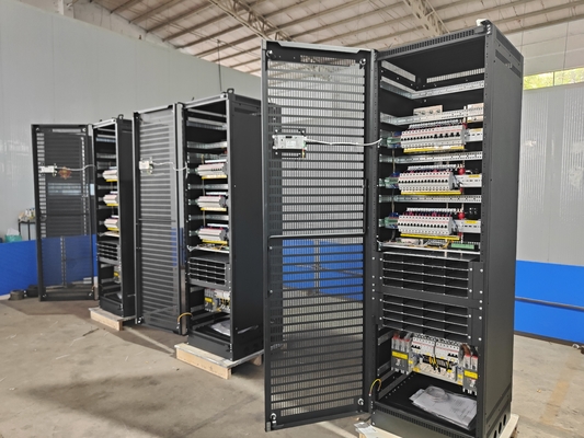 Op maat gemaakte 48Vdc 1000A Big System Plant 3 Ph 240 Vac (3L+N+PE) met Flatpack2 48/3000 HE